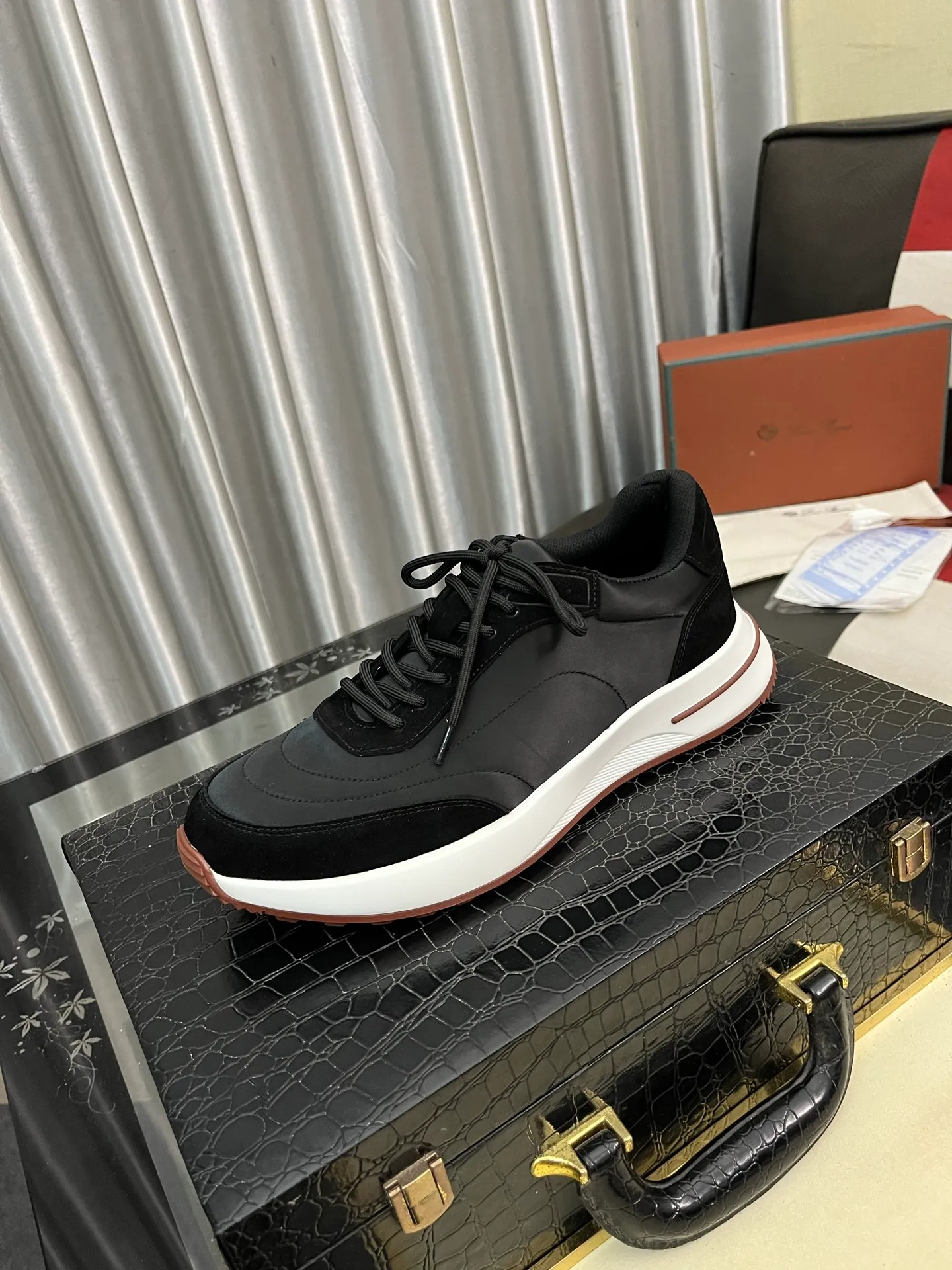Men's shoes 💰458⌚️⌚️ Loro Pian* Loro Pian* casual shoes are made of cowhide frosted cowhide. Unique texture, simple and elegant, in line with Asian shoe lasts. Almond toe bar, apron style toe, drum-stitched upper. Same color stitching details. Slip-on style for easy on and off. Original color full cowhide lining. The insole is decorated with the 🈶️ brand logo. The original open-molded TPU raw rubber outsole. The soft rubber sole has super grip performance. Comfortable and casual style. You can create 🉑casual🉑formal urban style at will!  Code number: 38-44